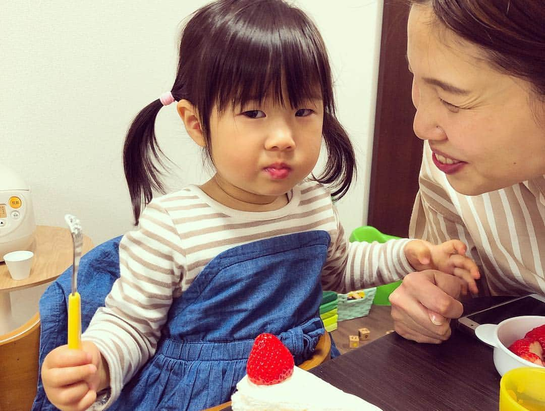 井上香織さんのインスタグラム写真 - (井上香織Instagram)「2019.4.28 今日は主人の32回目のBirthday🎂 明後日4/30平成最後の日に誕生日の @junkotakahashi0430 潤ちゃんとの合同パーティー🎉🎂 ・ 写真は大人しか笑ってないけど、子供達もすっごく楽しそうでワイワイできました😆♡♡ ・ #誕生日 #誕生日パーティー #2人合同誕生日 #仲良し家族 #ずっと誰か喋ってた #絶対あり得ない日曜日休み #まさかの誕生日当日 #夫にゴールデンウィークはない #スポーツの世界では普通」4月28日 21時17分 - kaorin888