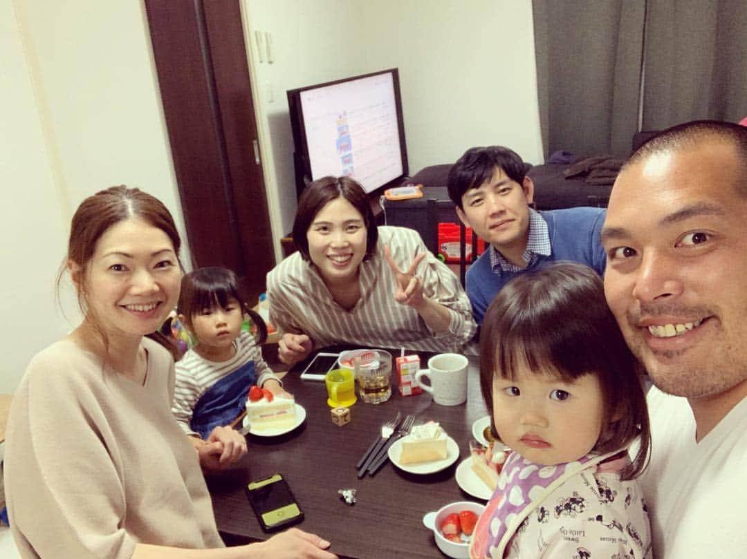 井上香織さんのインスタグラム写真 - (井上香織Instagram)「2019.4.28 今日は主人の32回目のBirthday🎂 明後日4/30平成最後の日に誕生日の @junkotakahashi0430 潤ちゃんとの合同パーティー🎉🎂 ・ 写真は大人しか笑ってないけど、子供達もすっごく楽しそうでワイワイできました😆♡♡ ・ #誕生日 #誕生日パーティー #2人合同誕生日 #仲良し家族 #ずっと誰か喋ってた #絶対あり得ない日曜日休み #まさかの誕生日当日 #夫にゴールデンウィークはない #スポーツの世界では普通」4月28日 21時17分 - kaorin888