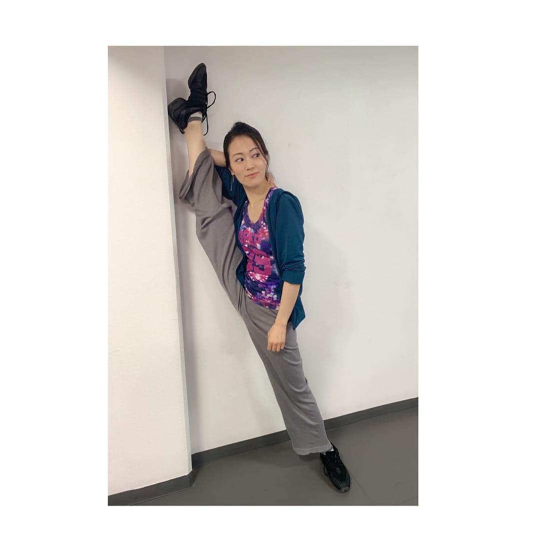 煌月爽矢のインスタグラム：「.﻿ .﻿ GW如何お過ごしでせうか。﻿ ﻿ ﻿ ﻿ 今日はall踊りの仕事。﻿ ﻿ ﻿ ﻿ ふっつーに…﻿ めっちゃ楽しかった🤩﻿ ﻿ ﻿ 気持ちよかった！﻿ ﻿ ﻿ #身体だけ昔から柔らかい﻿ #柔らかいというか #ちょっとだけ柔らかい #こんな説明いらん #そろそろ新しいウェア買お」