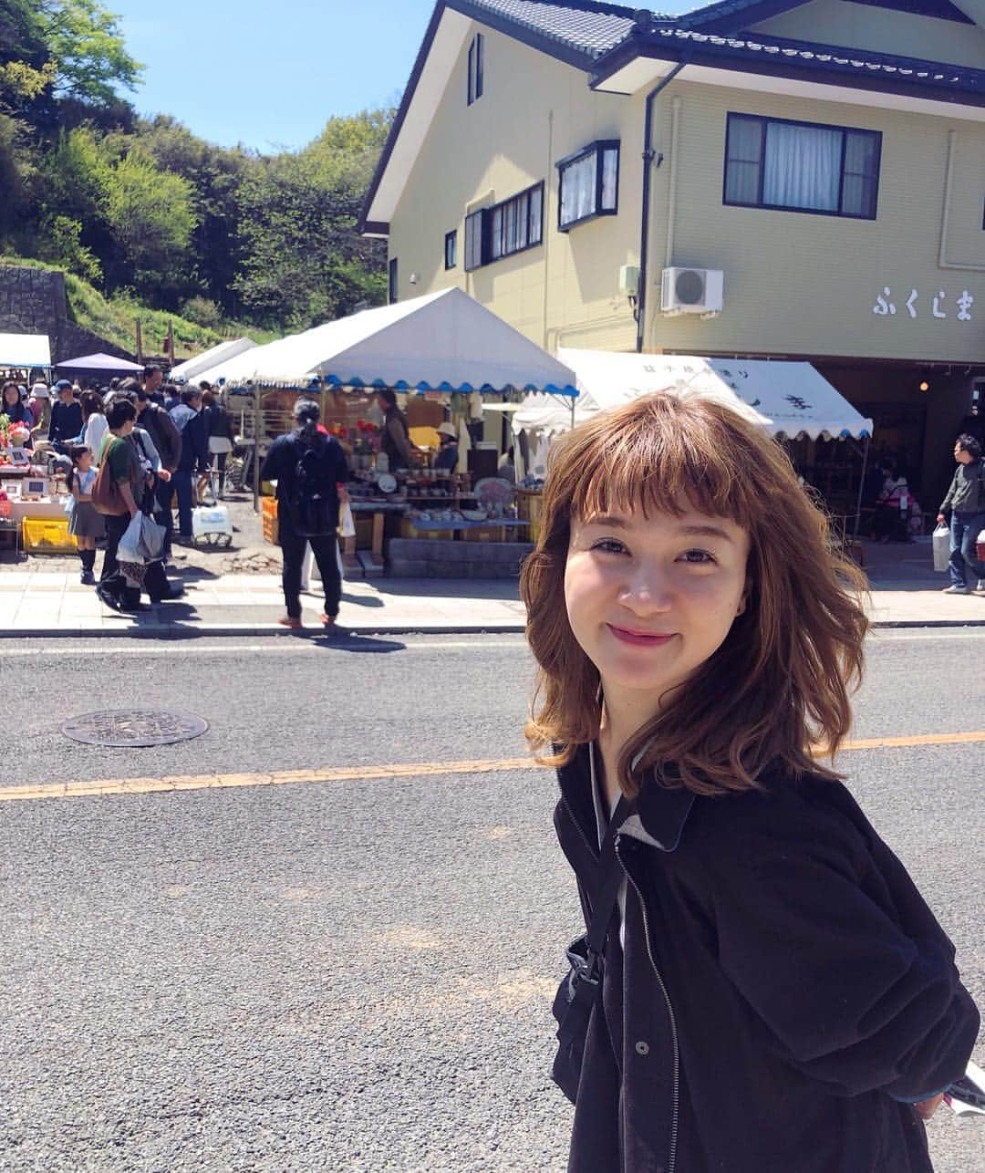 岡田ロビン翔子さんのインスタグラム写真 - (岡田ロビン翔子Instagram)「みきちゃんと 人生ではじめての益子陶芸市へ〜〜 うつわ見てたら時間があっという間だったなあ いいお買い物できて幸せ！  #益子陶器市」4月28日 21時24分 - i_am_robin0315