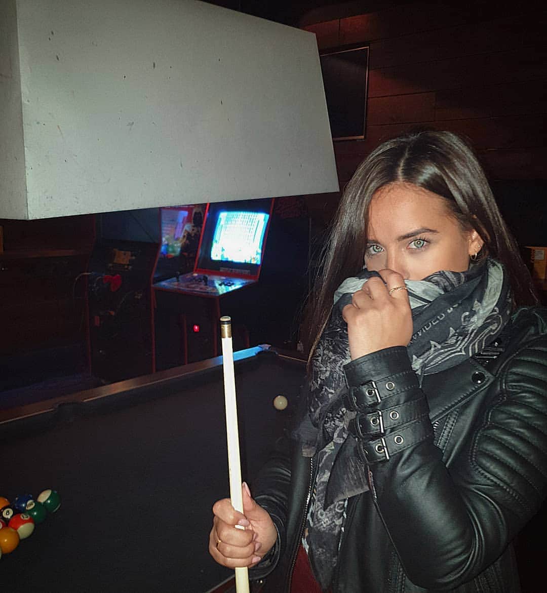 ジョージア・メイ・フットのインスタグラム：「Spots or Stripes? Who's Game? 🎱 Wearing my fave jacket and scarf by @bodaskins」