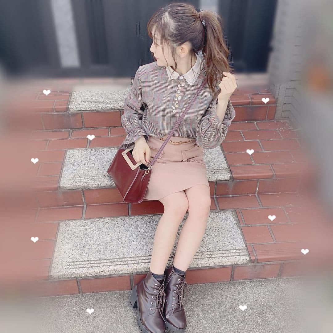 夏川愛実のインスタグラム：「ㅤㅤㅤㅤㅤㅤㅤㅤㅤㅤㅤㅤㅤ ㅤㅤㅤㅤㅤㅤㅤㅤㅤㅤㅤㅤㅤ  今日の #私服 ㅤㅤㅤㅤㅤㅤㅤㅤㅤㅤㅤㅤㅤㅤㅤㅤㅤㅤㅤㅤㅤㅤ 珍しくミニスカート👗 ㅤㅤㅤㅤㅤㅤㅤㅤㅤㅤㅤㅤㅤㅤㅤㅤㅤㅤㅤㅤㅤㅤㅤㅤ ❤︎ブラウス @rivetandsurge ㅤㅤㅤㅤㅤㅤㅤㅤㅤㅤㅤㅤㅤㅤㅤㅤㅤㅤㅤㅤㅤㅤ ❤︎スカート @anemoneoosu ㅤㅤㅤㅤㅤㅤㅤㅤㅤㅤㅤㅤㅤㅤㅤㅤㅤㅤㅤㅤㅤㅤ❤︎靴 @niceclaup_official_  ㅤㅤㅤㅤㅤㅤㅤㅤㅤㅤㅤㅤㅤㅤㅤㅤㅤㅤㅤ 長袖の服１枚で過ごせる今の季節が 1番すき！！！！！ ㅤㅤㅤㅤㅤㅤㅤㅤㅤㅤㅤㅤㅤㅤㅤㅤㅤㅤ ㅤㅤㅤㅤㅤㅤㅤㅤㅤㅤㅤㅤㅤㅤㅤㅤㅤㅤㅤ #rivetandsurge# niceclaup#ブラウス#シャツ #春コーデ#私服コーデ#スカート#ミニスカート #低身長コーデ#148cmコーデ#巻き髪#ポニテ」