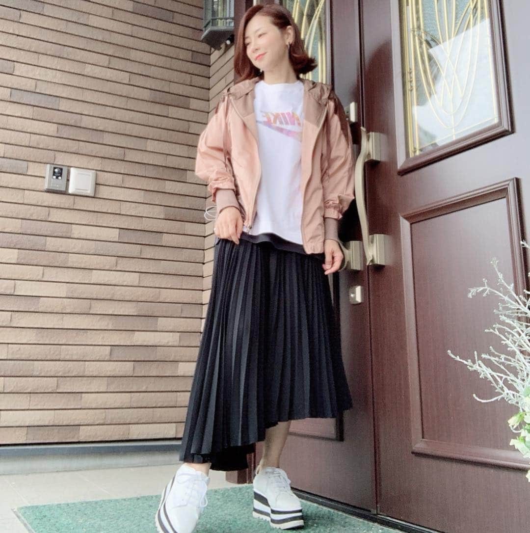 水谷雅子さんのインスタグラム写真 - (水谷雅子Instagram)「今日はセオリーの黒プリーツです。 黄色のプリーツスカートとは裾のデザインと丈が長い所が違います。 どちらもお気に入りです。😉💖 #コーデ#コーディネート#ファッション #カジュアルコーデ #水谷雅子#水谷雅子beautybook50の私」4月28日 21時34分 - mizutanimasako