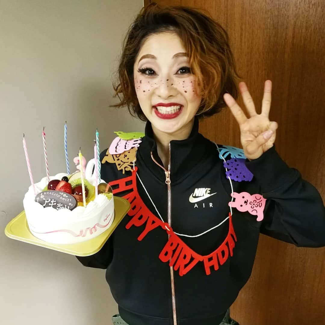 栗山絵美さんのインスタグラム写真 - (栗山絵美Instagram)「Happy Birthday 亜希ちゃん💗 昼夜間に皆でお祝いしました✨🎁🎂 一座では、踊り熊をてなづける猛獣使いのターシャ✨ 役同様に、その身体能力の高さ、細やかな気配りの高さ、愛らしさでカンパニー皆をてなづけ(笑) ダンスリーダーとして 皆を引っ張ってくれている、優しく頼もしい亜希ちゃん💗  大好き過ぎて写真は亜希ちゃん祭り✨ おめでとう🎉30代へようこそ✨ #笑う男_toho  #めちゃくちゃいい女 #富田亜希  #ハッピーバースディ」4月28日 21時36分 - jumboebig