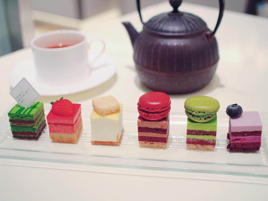 のインスタグラム：「🍰🍰🍰🍰🍰🍰 ・ ・ 本日も、#LesMisérables 🇫🇷 ご観劇ありがとうございました🕊 ・ 最近、食べ物しか載せてない🐷 甘いものばっかり、食べとる🐷 ・ #🍰 #おやつの時間 #女子会 #サダハルアオキ #patisseriesadaharuaokiparis」