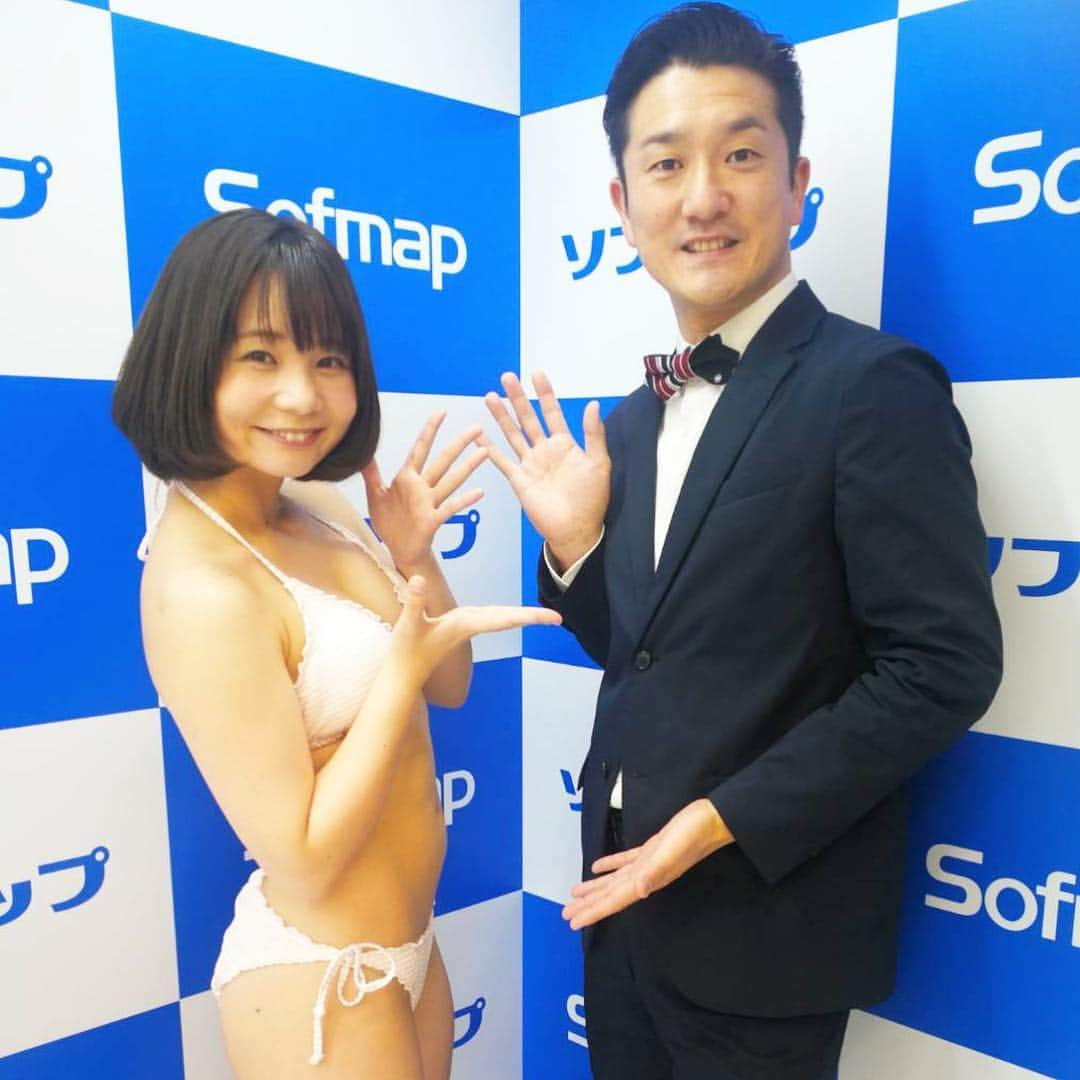 菊地智義さんのインスタグラム写真 - (菊地智義Instagram)「真奈ちゃんDVDイベント。 あの自由奔放な感じがファンの心を鷲掴みにするんだなぁ。 気をつけないとがっつりハマっちゃいますよ笑 皆さんありがとうございました。 #真奈 #コイビトツナギ #アイドル #idol #グラビア #グラドル #フェイス #ソフマップ #キクチウソツカナイ」4月28日 21時41分 - potatokikuchi2