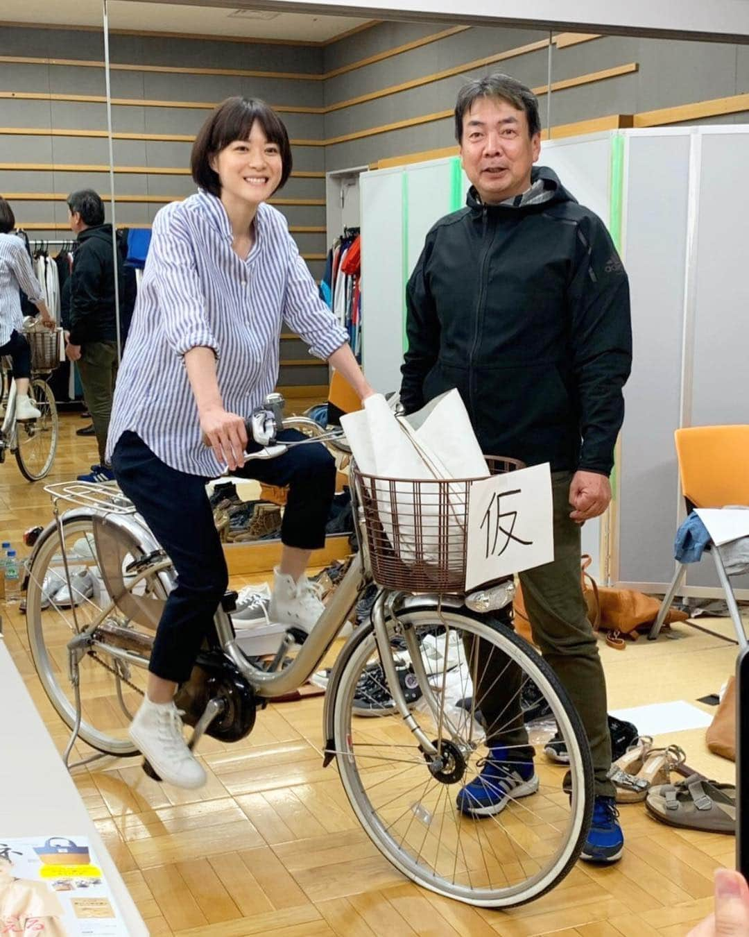 上野樹里さんのインスタグラム写真 - (上野樹里Instagram)「今日は衣装合わせでした！😄 私はとても着替えるのが早いのですが3時間はかかりました😆1話2話の分の洋服を30着以上合わせたので計算すると6分に1着のスピードです。その場で話し合いながら仕事着、部屋着、解剖着などなど、シチュエーションが多かったのもあり、人生で一番長い衣装合わせとなりました！でも監督の明確なイメージの元、一回でかなりの衣装が決まり、とても捗りました🙌🎊そして湾岸スタジオからの帰りの車で居眠りをしてしまいました。。コレコレこの感じ🤤連ドラは体力勝負だ‼️✨夏に向けて鍛えなきゃな‼️👍写真は、チーフ監督の平野眞さんと。17才の頃、月9「エンジン」でお世話になり、「まるまるちびまる子ちゃん」でもお世話になり、昨年グッドドクターの撮影中も現場に応援に駆けつけてくださった、とても熱くて優しくて温かい監督です😊 （自転車結構漕いでたので、足がブレてます 笑） #監察医朝顔 #衣装合わせ #上野樹里」4月28日 21時42分 - _juri_art_