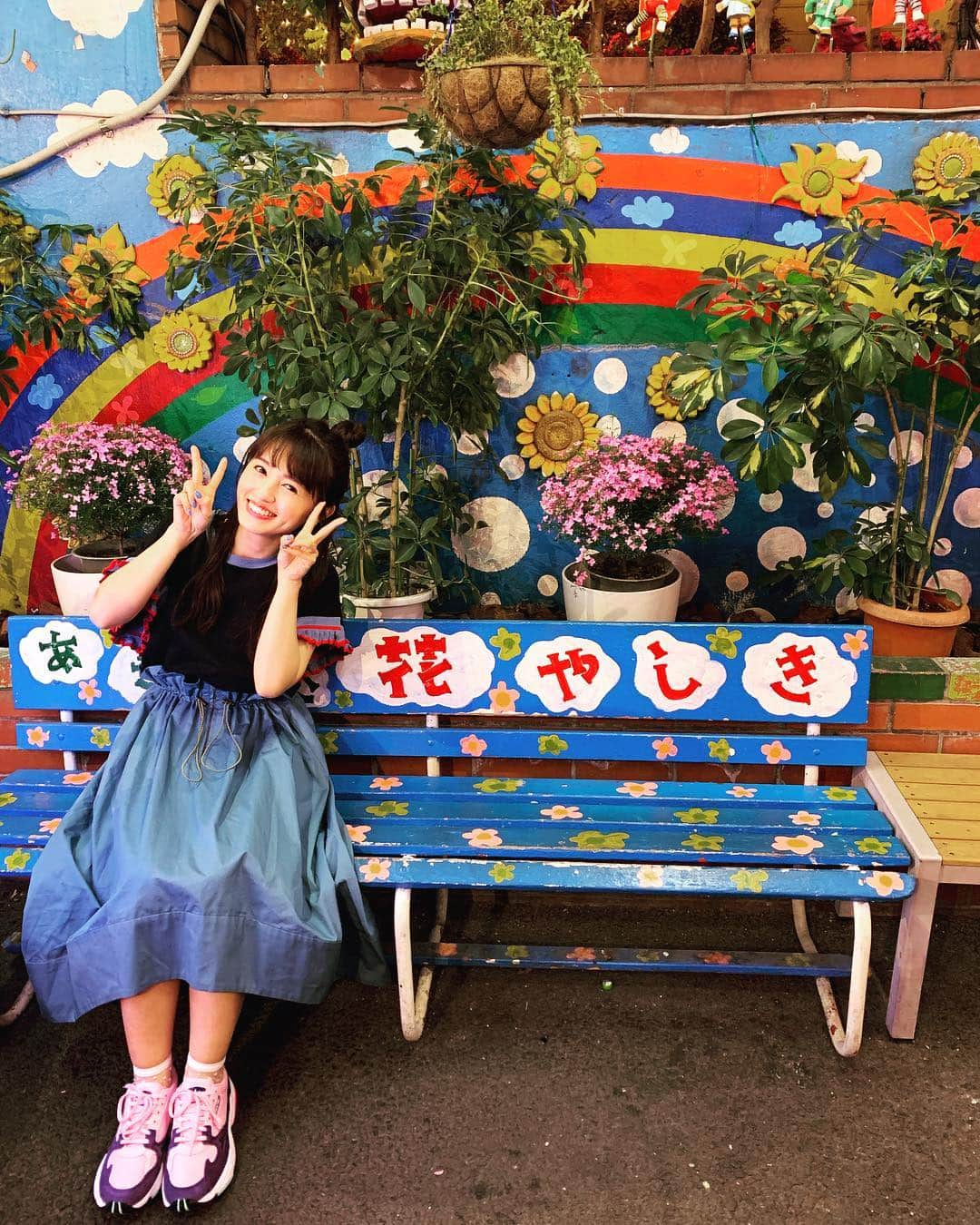 逢田梨香子さんのインスタグラム写真 - (逢田梨香子Instagram)「VOICE  GIRLSさんのオフショット📷 この日の撮影は私服でした👗  ワンピース#snidel 青いトップス#raybeamsです。 スニーカー#adidas  スカートは忘れた、、 浅草ロケ楽しかった💐」4月28日 21時43分 - aida_rikako_