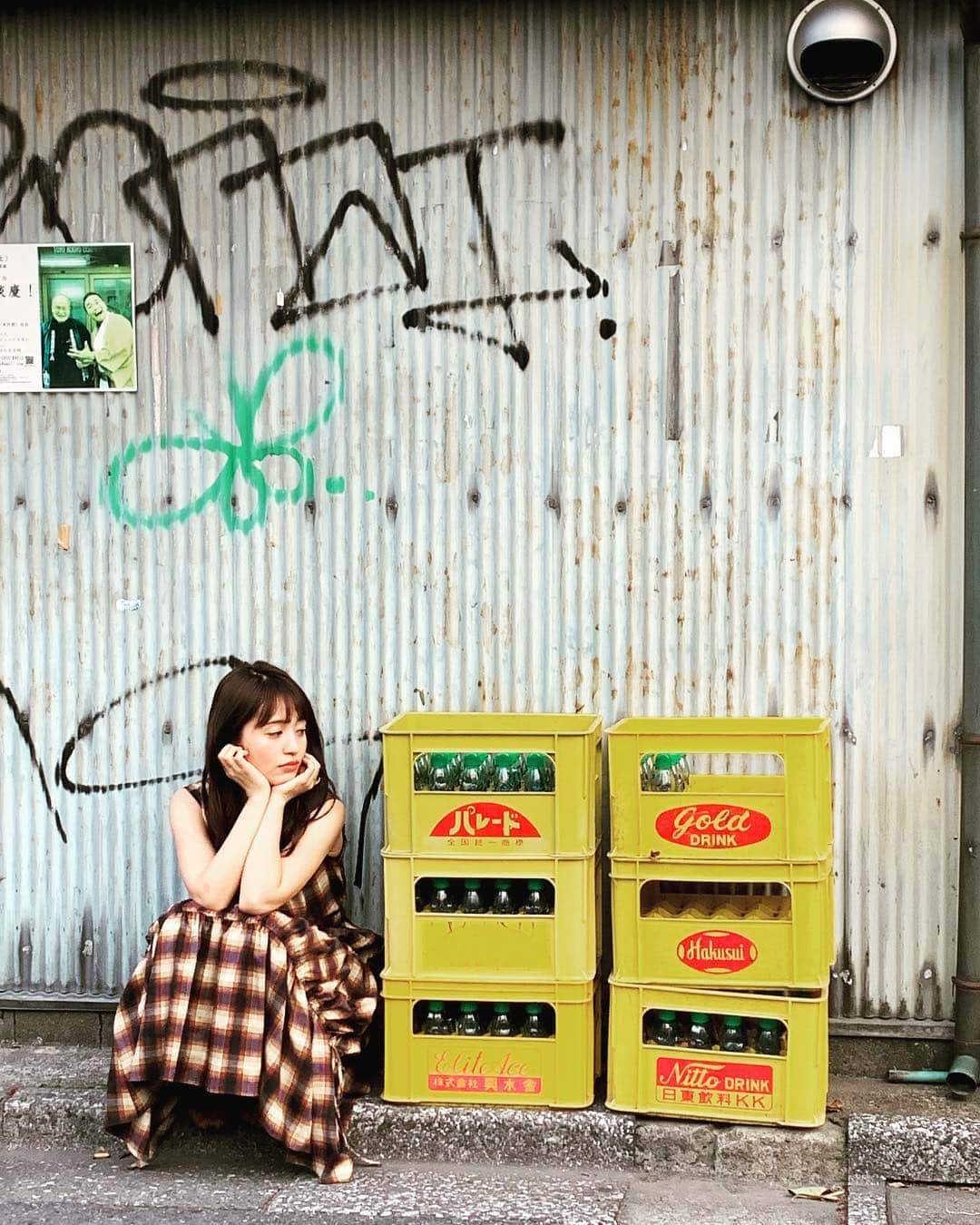 逢田梨香子さんのインスタグラム写真 - (逢田梨香子Instagram)「VOICE  GIRLSさんのオフショット📷 この日の撮影は私服でした👗  ワンピース#snidel 青いトップス#raybeamsです。 スニーカー#adidas  スカートは忘れた、、 浅草ロケ楽しかった💐」4月28日 21時43分 - aida_rikako_