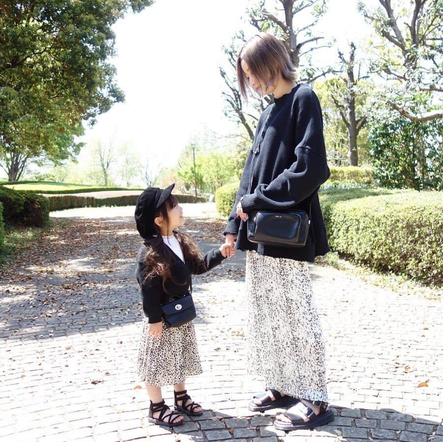 Saraさんのインスタグラム写真 - (SaraInstagram)「. coordinate♡ . 白地にレオパードで 親子でおそろい❤️ . サラはプリーツスカート 母はプリーツパンツ . 👧🏻 : 95cm casquette ▶︎ #zarakids  cardigan ▶︎ #globalwork  skirt ▶︎ #radchap  bag ▶︎ #nikoand . . 👩🏼 : 158cm tops ▶︎ #jeanasis  pants ▶︎ #jeanasis  sandal ▶︎ #drmartens  bag ▶︎ #agnesb . . #ootd #kids #kids_japan #kids_japan_ootd #kjp_ootd #kidsfahion #kidscode #kidsootd #kidswear #キッズコーデ #キッズファッション #インスタキッズ #親子コーデ #親子リンクコーデ #ザラキッズ #グローバルワークキッズ #ジーナシス #ドクターマーチン #アニエスベー #レオパード」4月28日 21時53分 - sarasara718