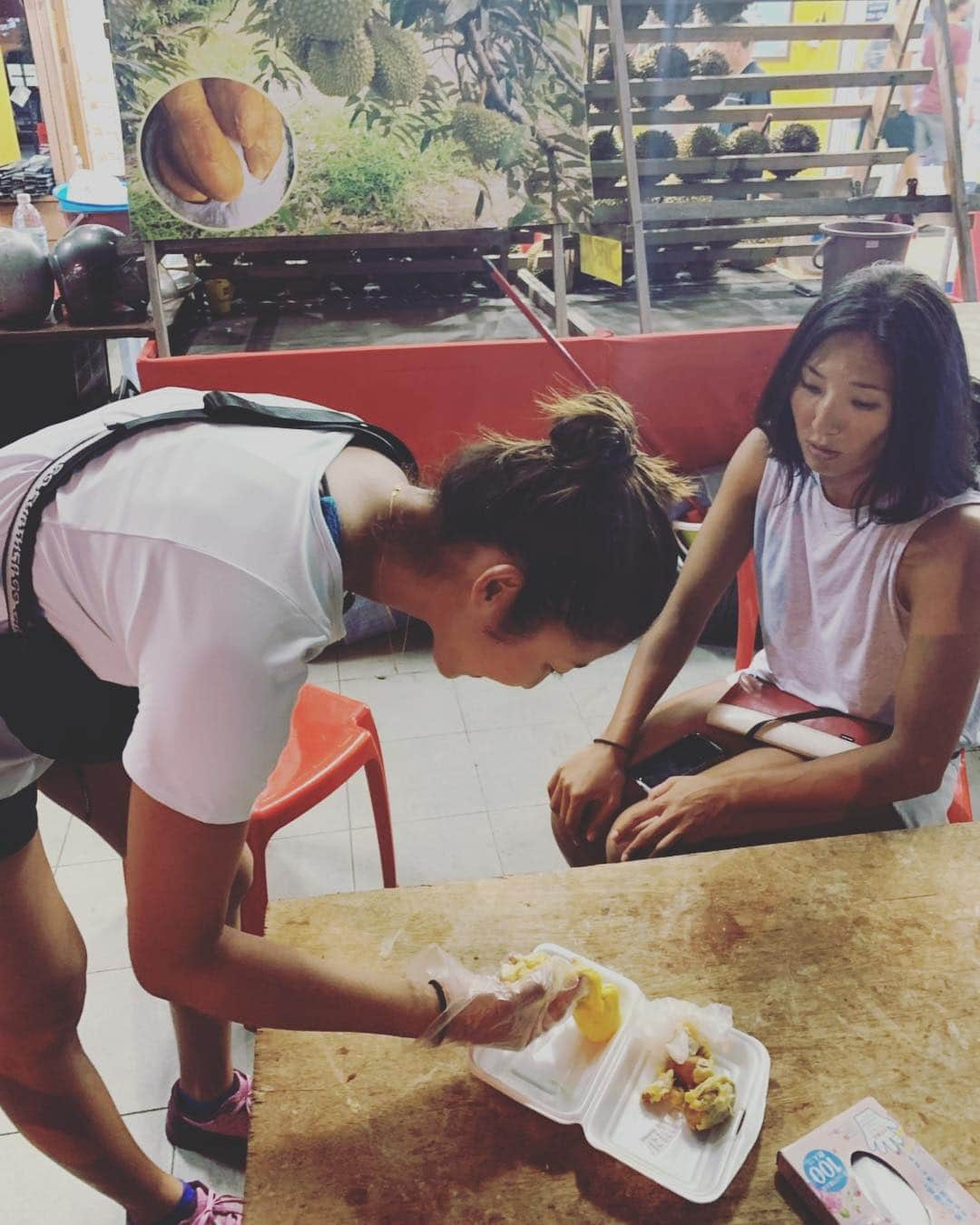 溝江明香さんのインスタグラム写真 - (溝江明香Instagram)「I ate Durian. It’s first time in my life 🤭…🤢😂 マレーシア初上陸🇲🇾そしてドリアン初体験⁉️私は、あまり好きではない。。 アキさんアズが買ってトライしていたところに遭遇してトライさせてもらいました😂味は、新たまねぎを発酵させて甘いムースにした感じ。柔らかい。好き、と言う人はいなかった…😅 . まだ口に残ってるよ…ドリアンの香りとともに寝ますおやすみ #Malaysia #kualalumpur #durian」4月28日 21時54分 - sayakamizoe