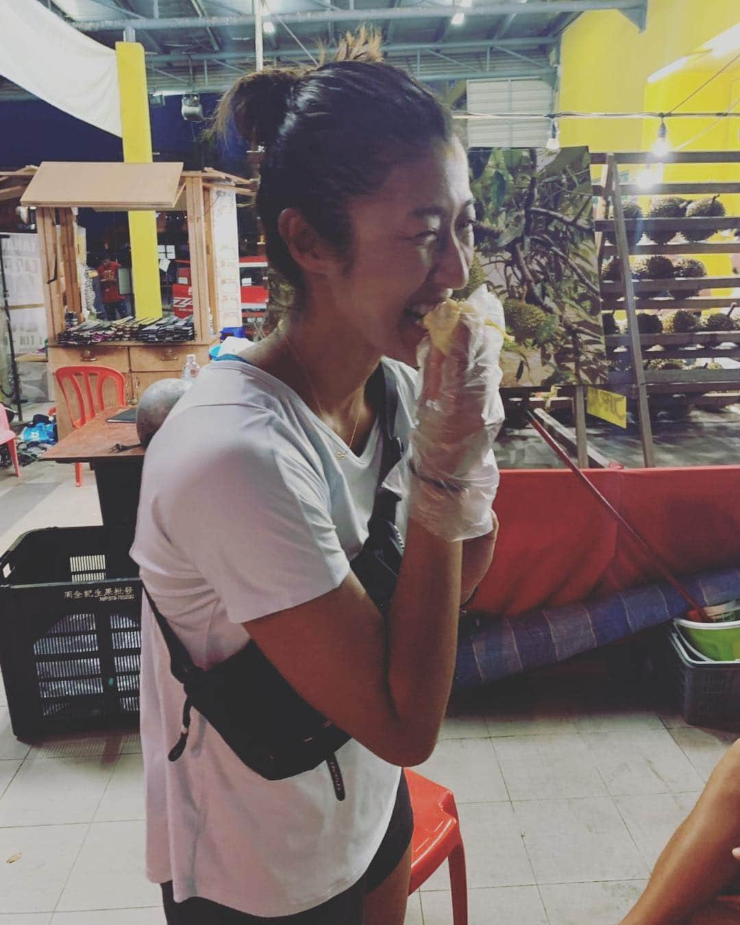 溝江明香さんのインスタグラム写真 - (溝江明香Instagram)「I ate Durian. It’s first time in my life 🤭…🤢😂 マレーシア初上陸🇲🇾そしてドリアン初体験⁉️私は、あまり好きではない。。 アキさんアズが買ってトライしていたところに遭遇してトライさせてもらいました😂味は、新たまねぎを発酵させて甘いムースにした感じ。柔らかい。好き、と言う人はいなかった…😅 . まだ口に残ってるよ…ドリアンの香りとともに寝ますおやすみ #Malaysia #kualalumpur #durian」4月28日 21時54分 - sayakamizoe