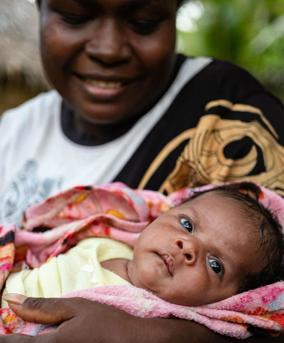 unicefさんのインスタグラム写真 - (unicefInstagram)「Baby Joy is the FIRST child to be vaccinated by commercial drone on the island of Vanuatu. Joy missed her first vaccination because her mother, Julie, lived too far from the nearest health clinic. Thanks to new technology, she’s now protected from tuberculosis and Hepatitis B. © UNICEF/UN0290521/Chute #VaccinesWork」4月28日 21時55分 - unicef