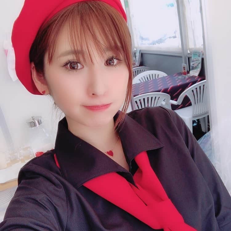 有馬綾香のインスタグラム：「こーゆー格好初めてかもー！  パン屋さんとか花屋さんとかみんなに言って頂いたけど私的には幼稚園児のイメージかな✌︎('ω')✌︎ 精神年齢4歳いえーい。  #sugo #菅生サーキット #サーキット #s耐 #civic #modulo #カフェ #cafe」