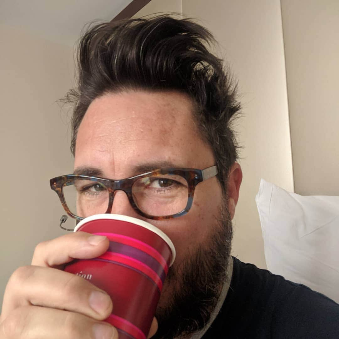 ウィル・ウィトンさんのインスタグラム写真 - (ウィル・ウィトンInstagram)「This morning's bedhead has hotel room coffee.」4月28日 21時59分 - itswilwheaton