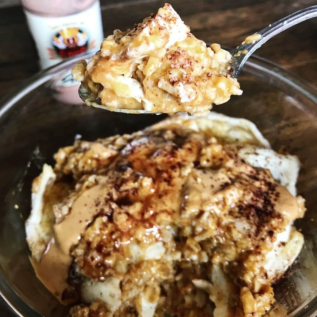 Flavorgod Seasoningsさんのインスタグラム写真 - (Flavorgod SeasoningsInstagram)「Pumpkin Oats Protein Breakfast 💪⁣ ⁣ Made with:⁣ 🍩 #flavorgod Chocolate Donut ⁣ -⁣ On Sale here ⬇️⁣ Click the link in the bio -> @flavorgod⁣ www.flavorgod.com⁣ .⁣ By @skoz_⁣ .⁣ “I’ve been obsesssssed with my pumpkin oats and egg white breakfast the past couple days!! Tastes like a pumpkin pie desert, and especially when layered in a trifle like fashion and topped with @nutsnmore cookie butter, @flavorgod choco donut, and wf pancake syrup 😍😍⁣ Pumpkin is suuuper beneficial and worth incorporating into your diet (also low calorie & carb woo)”⁣ .⁣ 🔑 great for heart health with tons of fibre, potassium, and vitamin c⁣ 🔑 high source of beta-carotene (antioxidant that converts into vitamin a in the body)⁣ 🔑supports eye health⁣ 🔑 boosts the immune system with being packed with tons of nutrients」4月28日 22時00分 - flavorgod