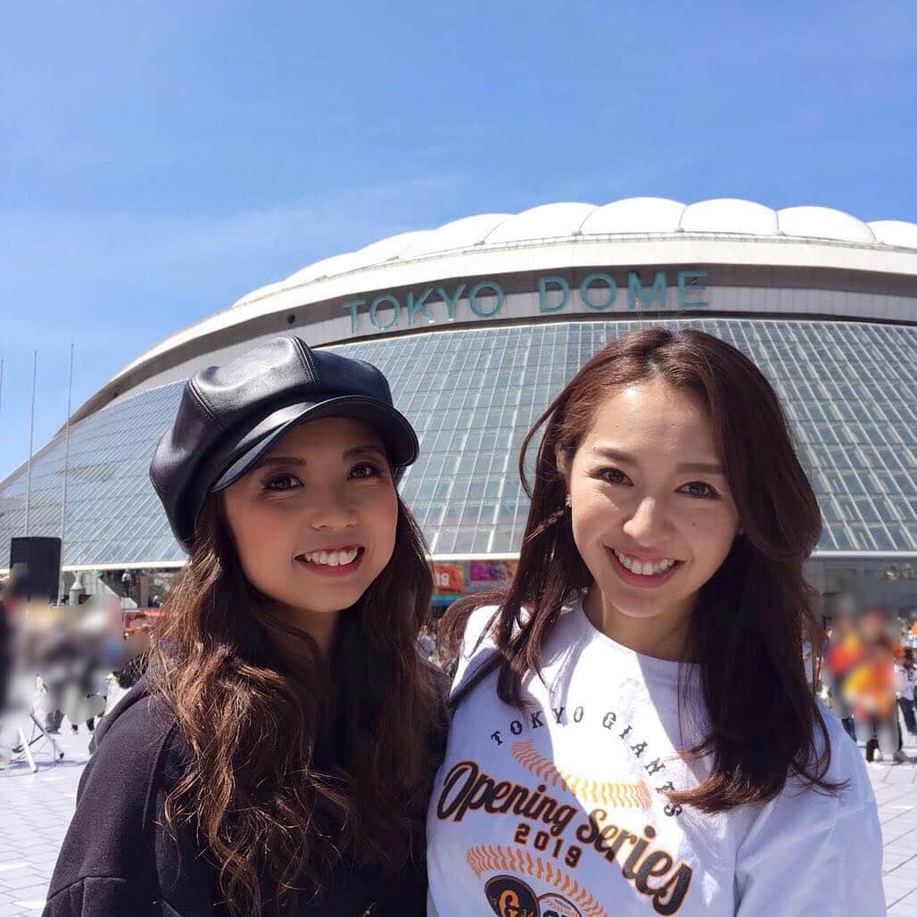 のインスタグラム：「👯‍♀️💗 ステージ終了後に あすか発見👀❣️ . ドームでチームメイトに会えるとほっとします😊 . . そして今日も GIANTSの勢いは止まらない✊ 明日も勝って ３連勝だぁ🙈🧡 . . #巨人 #giants #denaベイスターズ  #プロ野球 #cheer #venus #teammate」