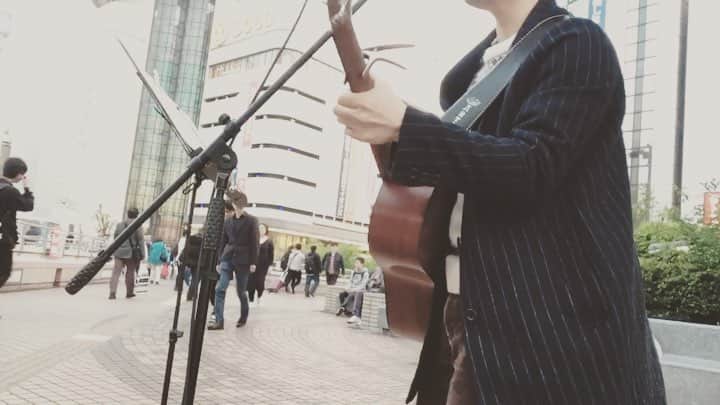 樋口和真のインスタグラム：「‪【オリジナル動画】‬ ・ ‪樋口和真‬ ‪フローレンス‬ ・ ‪今日の路上 1発目で歌った曲！‬ ‪顔が映ってなくて‬ ‪アングル間違えたああ。笑‬ ・ ・ ‪今日も届けてきたぞおおっ！😆‬ ・ ‪この曲のエピソードは‬ ・ ‪https://ameblo.jp/35172090/entry-12340016468.html?frm_id=v.jpameblo&device_id=47412052f95b4687ac5f5f0752e53d3e‬ ・ ・ ‪こちら↑💁‍♂️‬ ・ ・ 【君だけの歌を作るアーティスト】 ・ 《あなたの想いが歌になる…》 ・ こんちには！ 樋口和真と申します！ 僕は、あなたの人生や想いを歌にして プレゼントする活動をしています！ ・ ・ 友人の誕生日や結婚式、 恋人への愛、 家族への感謝の気持ちを 歌にして届けてみませんか？ ・ ・ 実際に歌をプレゼントした時の動画はYouTubeにあります！！ ・ ・ 詳細、ご依頼、ご相談は 公式LINEにて随時受付中です！ 友だち追加から https://line.me/R/ti/p/%40zwy3164y  IDで「@zwy3164」と検索検索♪ ・ ・ 今なら友だち登録して頂くだけで 2018/01/02に行われた ワンマンライブの全15曲の 音源を無料でプレゼント！ ・ ・ きっと一生の思い出にすることを約束します！ ご依頼待ちしてます！！！ #君だけの歌を作ります #樋口和真 #毎日投稿 #弾き語り #カバー曲 #オリジナル曲 #歌 #作詞作曲 #フローレンス #大宮 #路上ライブ」