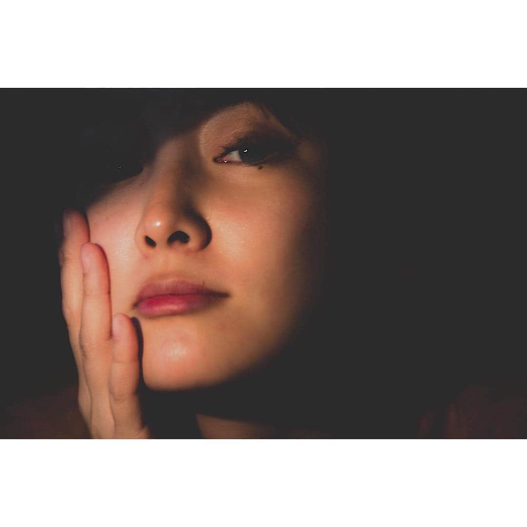 永池南津子さんのインスタグラム写真 - (永池南津子Instagram)「光と陰。 #どちらも必要 #どちらも私 #コントラスト #contrast #lightanddark #photography #portrait #moodyports #face #永池南津子」4月28日 22時15分 - natsuko_nagaike