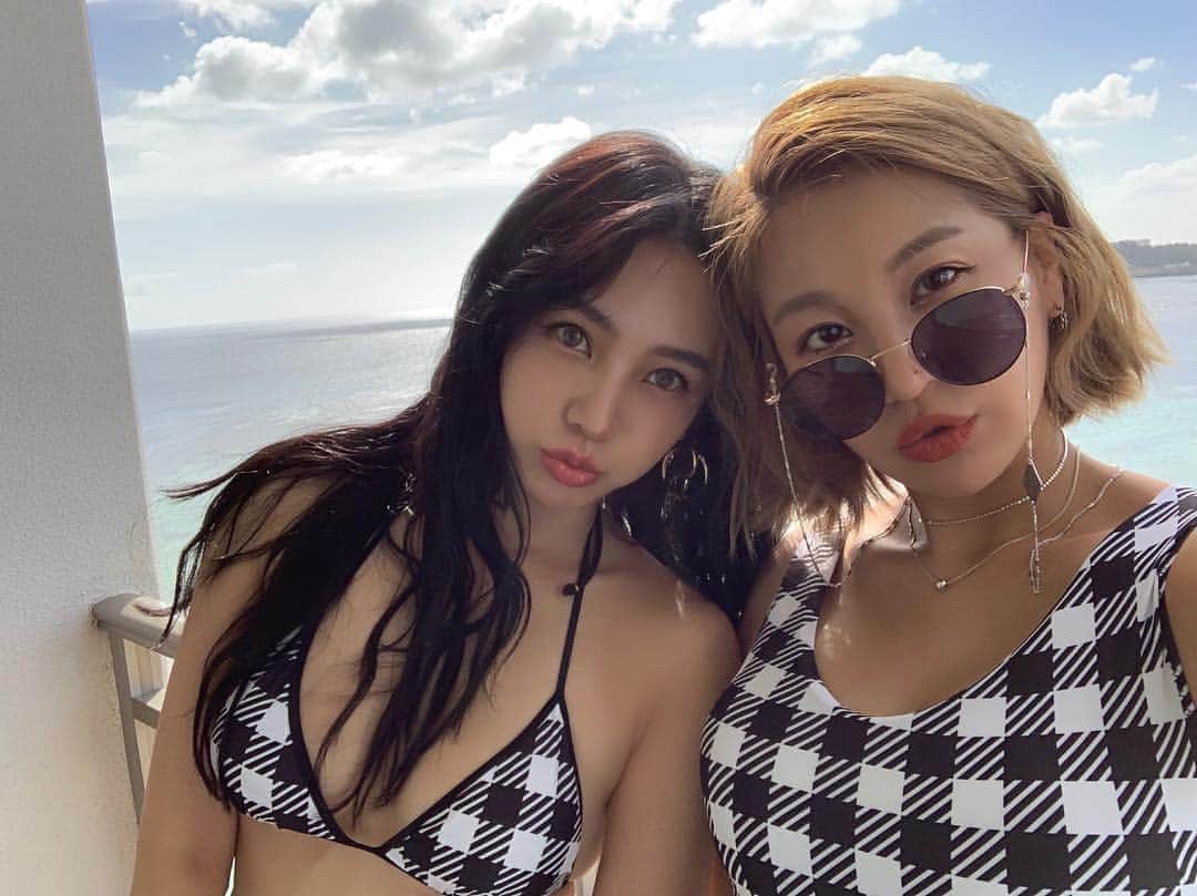 megbabyさんのインスタグラム写真 - (megbabyInstagram)「韓国でいつもわたしのヘアスタイリングをしてくれて、気づいたら仲良くなっててお仕事でもプライベートでも一緒にいるようになったの☺️彼女が作るウェーブヘアがいちばんすき🥓😚 ・ Hair styling by @jihye.pumpkin  이 머리 제일 맘에들어🥰고마웡💙  #커플룩 👯‍♀️」4月28日 22時08分 - _megbaby_