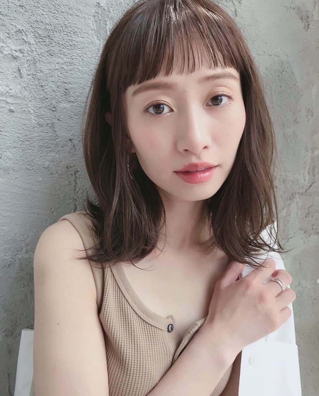 Ramie 山下未紗さんのインスタグラム写真 - (Ramie 山下未紗Instagram)「_ 極細ハイライトを入れて 赤みを消したグレージュcolor ... ❤︎ . 重めにcutしたhairstyleも 緩やかなウェーブが 柔らかな印象に仕上げてくれます♩ . 👆オススメクーポン 【人気No,1◆新規】カット＋３Dカラー＋潤艶トリートメント ￥23220→￥12980 . . #ボブ#ミニボブ#外ハネ#外国人風カラー#アディクシーカラー#イルミナカラー#グレージュ#ハイライト#3dカラー#ブリーチなし#ミルクティーベージュ#バッサリカット#taeri#likes#安達祐実#永野芽広瀬すず#滝沢カレン#本田翼#比留川游#長澤まさみ」4月28日 22時09分 - misa_yamashita