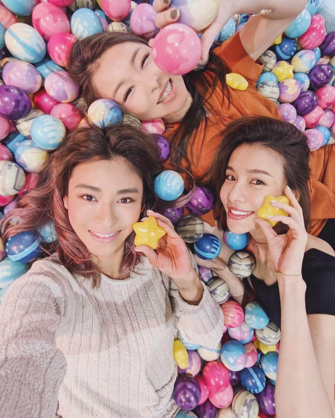 難波サキさんのインスタグラム写真 - (難波サキInstagram)「GWの スタートは ママ3人で💕 5/1日に 新しくオープンする @puchukids へ 遊びにっ！！ ・ 室内で 横浜駅直結 ママに嬉しい 子どもも ママも 楽しめる 空間⚡️ 宇宙を イメージした 室内テーマパーク！ "7つの星を 旅して 遊んで 創って" どのエリアも 子どもがワクワクしかけでいっぱい⚡️😆 まだ 帰りたくなーい を 連呼。 ボールプール ぷにぷにで  気持ちよかったー（笑） また 行きたい🌈 ママも楽しかった✨ めちゃ おすすめスポット✌🏻 ストーリーズ も みてね✨ #puchukids」4月28日 22時10分 - sakinanba