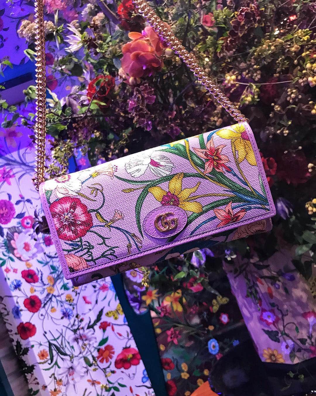 のインスタグラム：「#gucciflora 🌼🐝💜🦋🥀 インスタレーション 5/12まで開催」