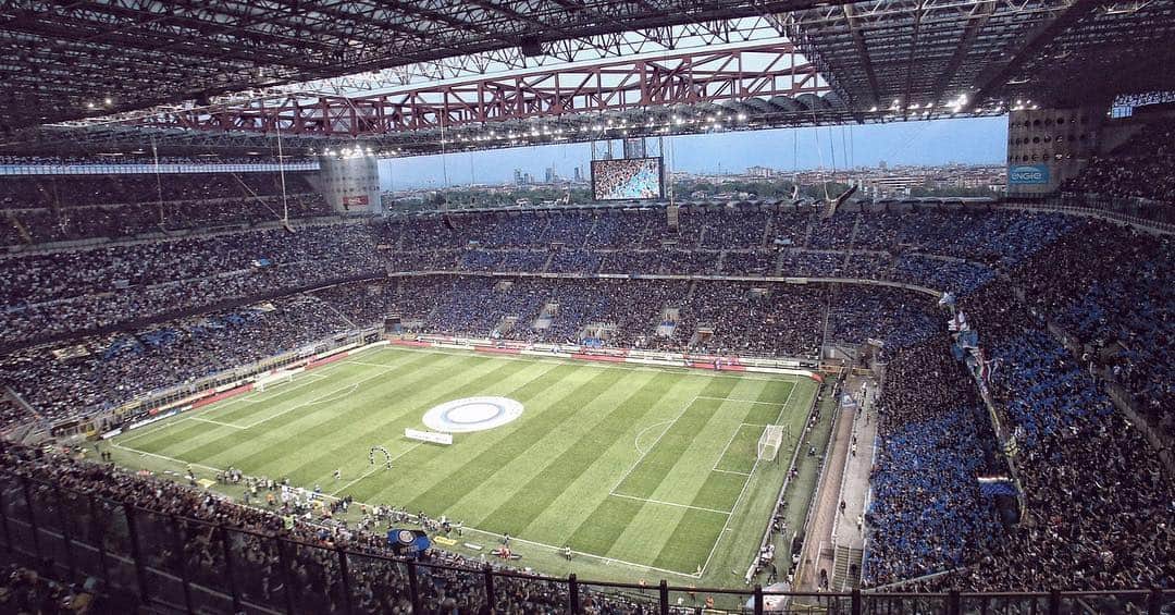 インテルナツィオナーレ・ミラノさんのインスタグラム写真 - (インテルナツィオナーレ・ミラノInstagram)「WHO WAS THERE LAST NIGHT? ✨🏟⚫️🔵 #InterJuventus #Inter #ForzaInter #InterFans #Fans #Lights #Love #Passion #Football #SerieA #Stadium #SanSiro」4月28日 22時13分 - inter