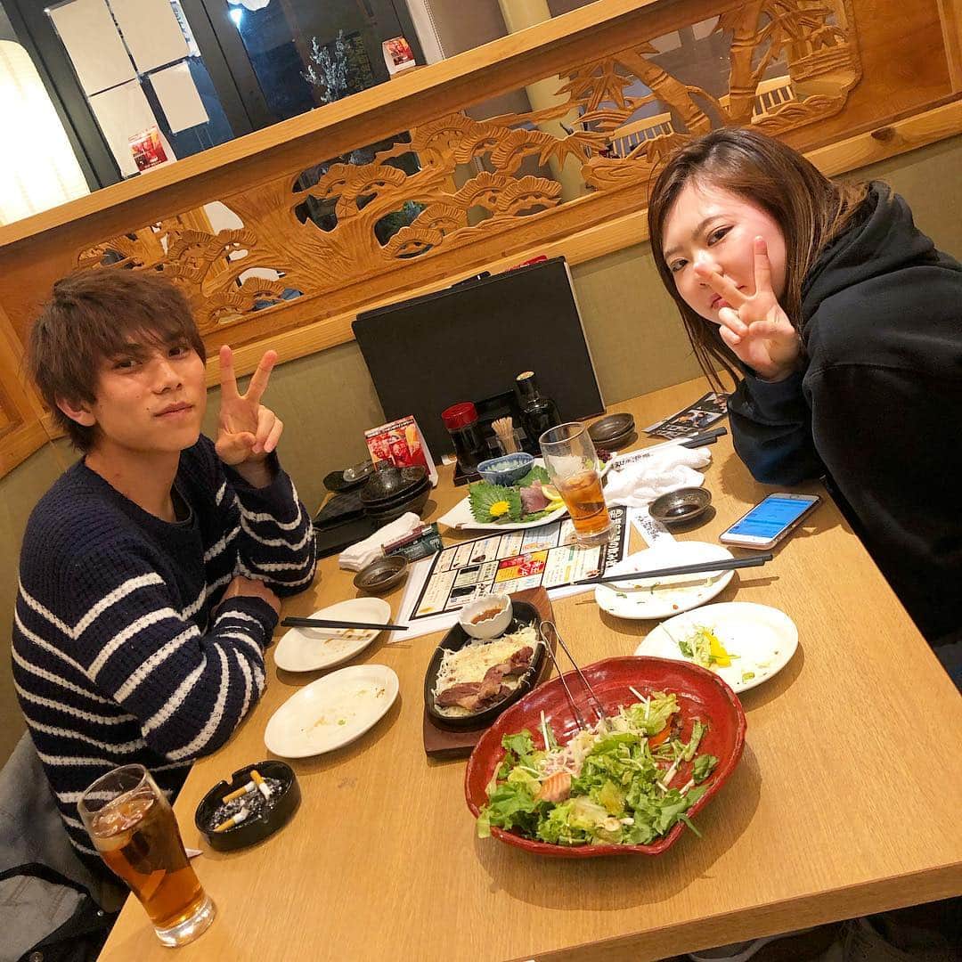 のインスタグラム：「. みなさんこんにちは！ いよいよＧＷに突入しました🤩 . そこで、ＧＷ限定のお得なクーポンをご紹介します！！ . ☆浜焼き食べ放題コース（飲み放題付き4,000円） ☆牡蠣一つ100円キャンペーン（4/29〜） ☆ファミリー限定20%OFF（クーポンご提示の方のみ） ☆ランチ限定！＋500円で丼メガ盛りキャンペーン . となっております！！ みなさんぜひぜひお越しください😍 . はやとくんもえちゃんのご来店！ ありがとう😋😋 . . #知床漁場吹田店 #海鮮 #ＧＷ」