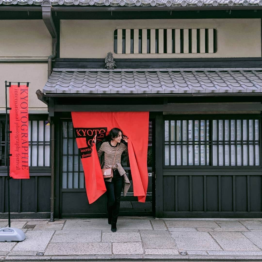 Yoshiko Kris-Webb クリス-ウェブ佳子さんのインスタグラム写真 - (Yoshiko Kris-Webb クリス-ウェブ佳子Instagram)「#kyotographie2019 京都国際写真祭5月12日まで。建築と空間と音楽と映像と自然と政治と歴史と性と宗教とファッションと、写真家たちが切り取った全部を８時間で詰め込めるだけ詰め込んで、一体私は何に一番惹かれるのかを見つけに京都へ。」4月28日 22時20分 - tokyodame