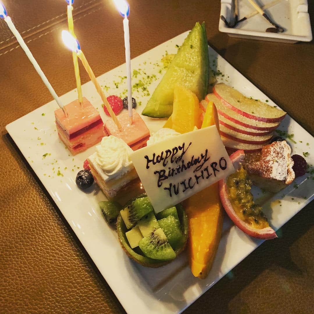 平田裕一郎さんのインスタグラム写真 - (平田裕一郎Instagram)「今年の誕生日も菜摘さん、雅史さん、のぶおくんにお祝いしてもらってます。  本当にいつもありがとうございます！  そして、 どんどん大人の階段を登ってます。 ３３歳も頑張ります。 良い男になりたいです。  #小川菜摘 さん #姜暢雄 くん #緒方雅史 さん #平田裕一郎」4月28日 22時21分 - yuichiro_hirata