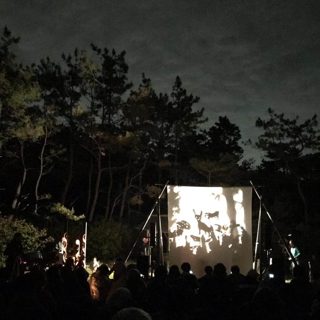 マル子さんのインスタグラム写真 - (マル子Instagram)「#葉山芸術祭 のイベント 「影絵と音楽」 chikakenさんの「竹あかり」に囲まれてとてもいい空間でした。 昨日のWSで子供たちが作った葉山の山の動物たちも参加して面白かった〜」4月28日 22時22分 - tomikago