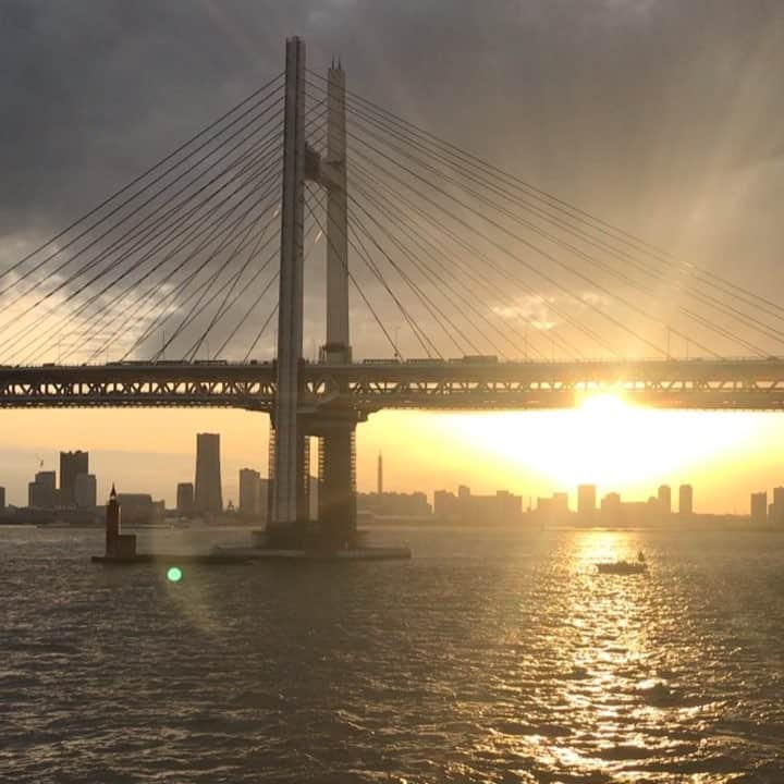 間々田佳子のインスタグラム：「今日から英国客船クイーンエリザベス号で仕事です⛴ またメールが通じなくなるかも💦 ご迷惑をおかけしますが🙇‍♂️ よろしくお願いします✨ 30日に広島で下船します！  #間々田佳子 #顔ヨガ #表情筋研究家」