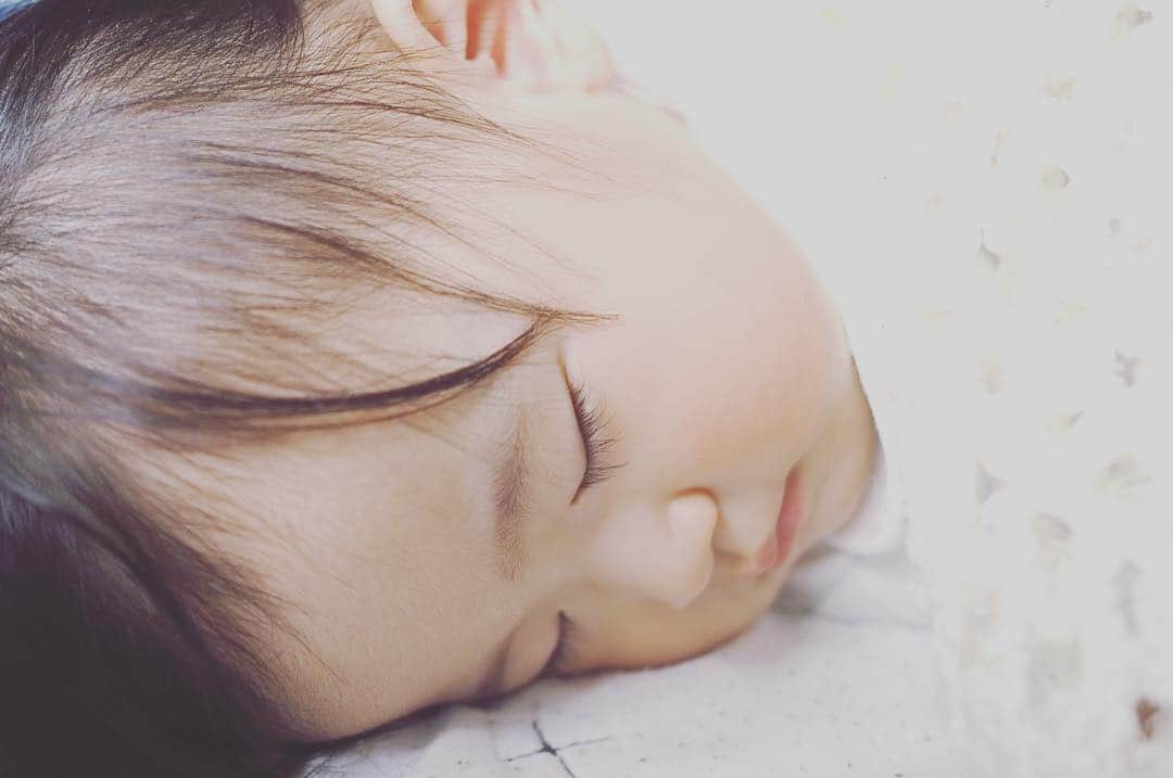 maatamagosanのインスタグラム：「1歳2ヶ月になった。寝顔が好き。」