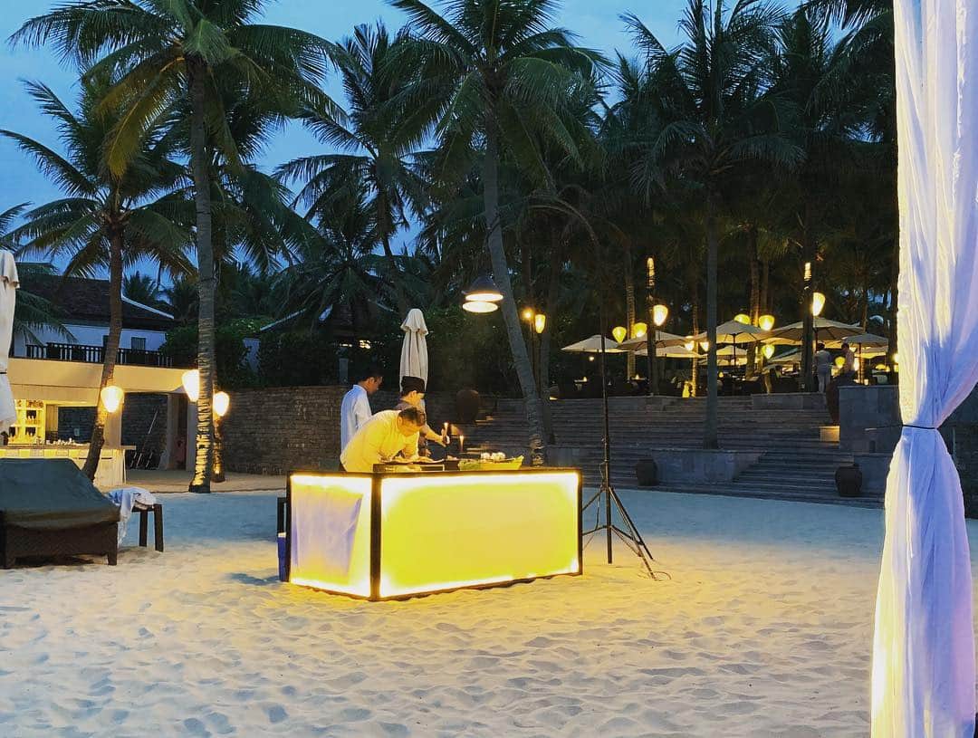 会田幸恵さんのインスタグラム写真 - (会田幸恵Instagram)「1日1組のプライベートビーチでのディナー。とても贅沢なおもてなし。  #フォーシーズンズリゾートザナムハイ #プライベートビーチ  #プライベート空間」4月28日 22時24分 - yukie.aida