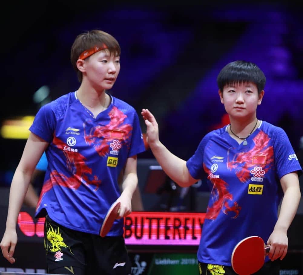 ITTF Worldさんのインスタグラム写真 - (ITTF WorldInstagram)「From 2-0 down to 2-2, will Wang Manyu & Sun Yingsha pull off an incredible comeback to take Women’s Doubles 🥇🥇?? #ITTFWorlds2019 #NotJustPingPong」4月28日 22時29分 - wtt