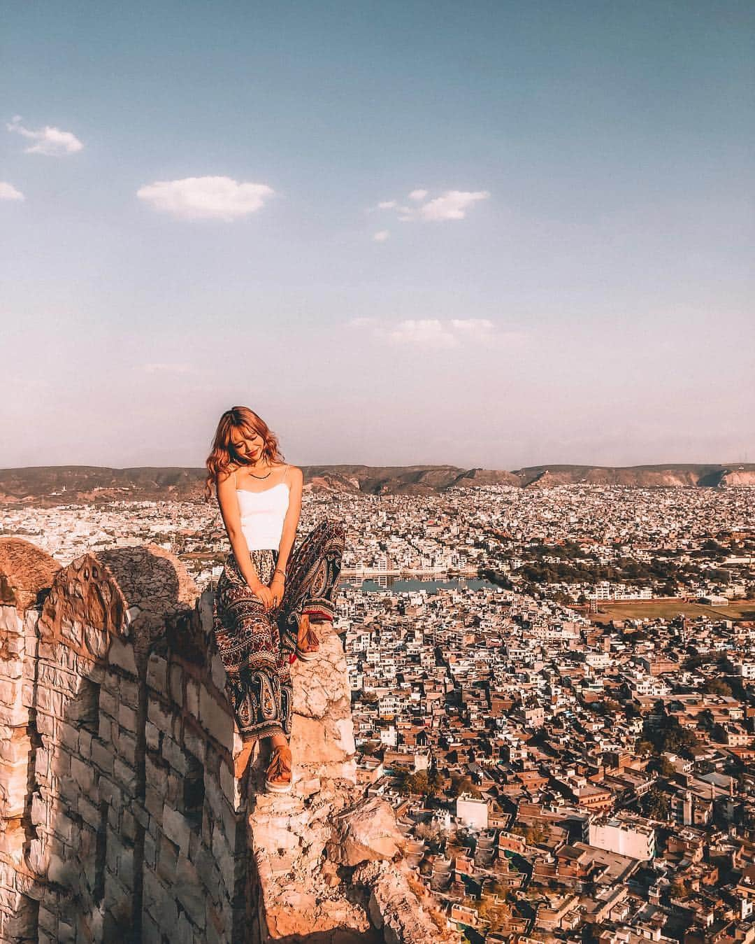 RUI ONUMAさんのインスタグラム写真 - (RUI ONUMAInstagram)「ㅤㅤㅤㅤㅤㅤㅤㅤㅤㅤㅤㅤㅤ Jaisalmer Fort🕌🇮🇳 ㅤㅤㅤㅤㅤㅤㅤㅤㅤㅤㅤㅤㅤ ここにいるとまじでインドって すごいんだなって感じられる場所だった。 ㅤㅤㅤㅤㅤㅤㅤㅤㅤㅤㅤㅤㅤ インドの街が一望できて 本当に果てしない🌍 ㅤㅤㅤㅤㅤㅤㅤㅤㅤㅤㅤㅤㅤ この高さまで人の声 牛のうめき声 車とトゥクトゥクのクラクションの音が 混ざって聞こえてきて。 ㅤㅤㅤㅤㅤㅤㅤㅤㅤㅤㅤㅤㅤ まじで世界は広いし 自分の悩みなんて本当に 小さなものなんだなって感じさせ られるようなところだった、、！ (悩みとかないけどw そんなニュアンスw) ㅤㅤㅤㅤㅤㅤㅤㅤㅤㅤㅤㅤㅤ インドに行ったら価値観が変わるって いうけど本当にそう思う！ ㅤㅤㅤㅤㅤㅤㅤㅤㅤㅤㅤㅤㅤ ある意味インドと日本は 良いところも悪いところも 正反対のような国だと感じたなあ💬  いい人生の経験だあ✊🏽❤️ ㅤㅤㅤㅤㅤㅤㅤㅤㅤㅤㅤㅤㅤ ――――――――――――― ㅤㅤㅤㅤㅤㅤㅤㅤㅤㅤㅤㅤㅤ 🗺 #インド #india ㅤㅤㅤㅤㅤㅤㅤㅤㅤㅤㅤㅤㅤ 📍 #ジャイサルメール #ジャイサルメールフォート  #jaisalmer #jaisalmerfort  ㅤㅤㅤㅤㅤㅤㅤㅤㅤㅤㅤㅤㅤ ――――――――――――― ㅤㅤㅤㅤㅤㅤㅤㅤㅤㅤㅤㅤㅤ #おーぬまんIndia旅  ㅤㅤㅤㅤㅤㅤㅤㅤㅤㅤㅤㅤㅤ ㅤㅤㅤㅤㅤㅤㅤㅤㅤㅤㅤㅤㅤ」4月28日 22時29分 - onumaaan