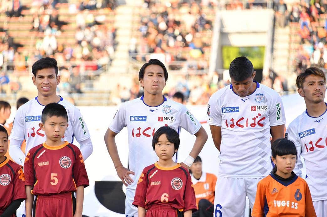 武岡優斗さんのインスタグラム写真 - (武岡優斗Instagram)「愛媛FC戦。  応援ありがとうございました。 結果は… 悔しい。 本当に悔しい。  掲げた目標を達成するには…  もっともっと強くならないと。  日々の積み重ねが全てなんだなと… 改めて深く強く感じさせられました。  負けなかった… ではなく 勝てなかった。  次の千葉戦に向けて… しっかり準備したいと思います。  引き続き応援よろしくお願いします。  嬉しいことが1つありました… 愛媛FCに所属している… 同い年の「西田剛」に久しぶりに再会したこと。 試合前のほんのわずかな時間でしたが… あいつに会えたのは本当に嬉しかった。 剛は…目のことで凄く苦しんでたから… 今…ストレスなくプレー出来てると 嬉しそうに話してくれた… その剛の表情を見て… 自分の事のように嬉しかった。 次はピッチで会おうね…剛(^^) #ventforet #ventforetkofu #武岡優斗 #No41 #41 #YUTO41 #現場からは以上です🙏」4月28日 22時38分 - yuto_takeoka17