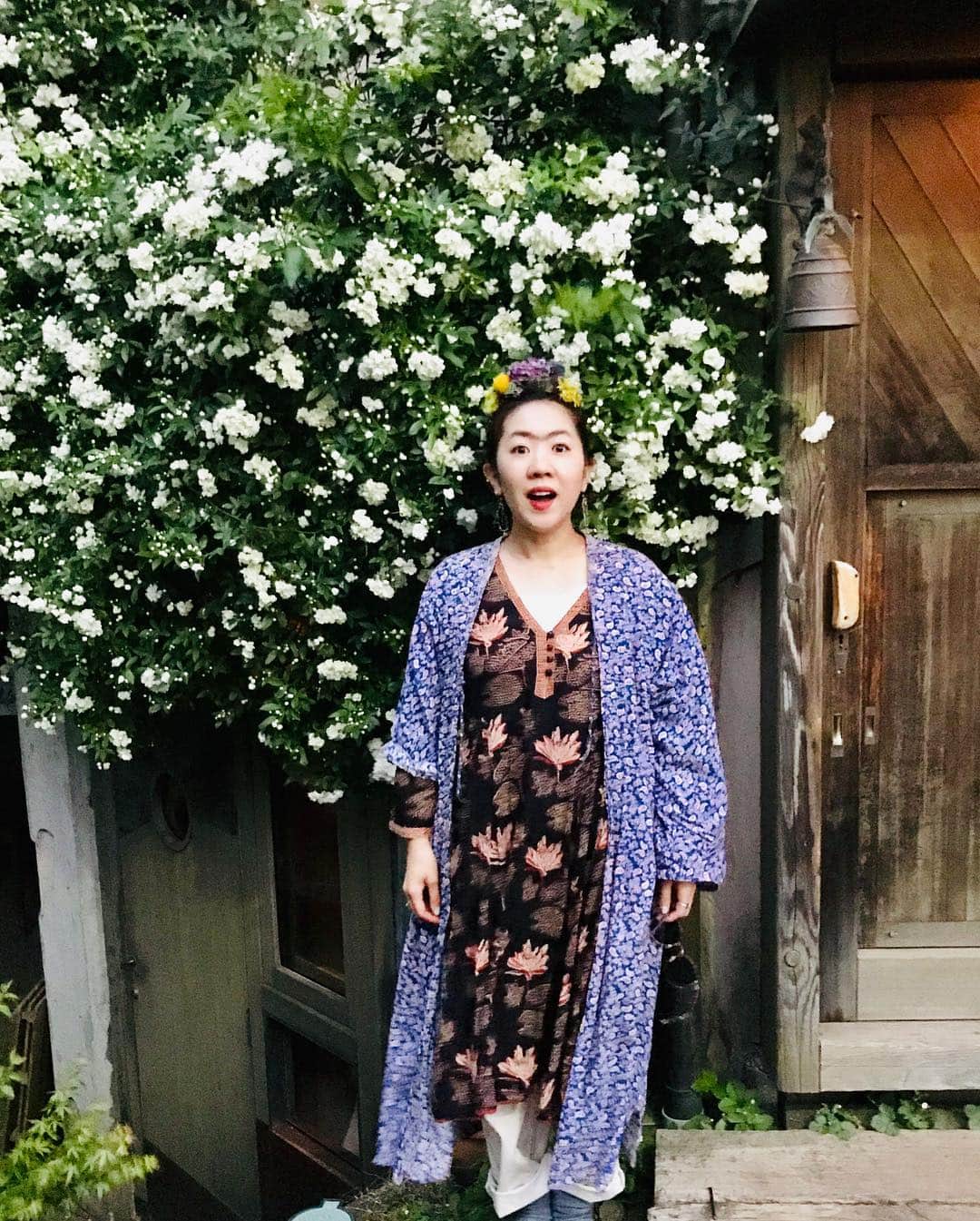 松本野々歩のインスタグラム：「取るのが勿体なさすぎる かわいい生花の花飾りを  頭にくっつけたまま帰宅して（一つ前の投稿を見てね） そうだ と 思い立って 眉毛を書き足して 適当に手に取った柄の服を着て 憧れのフリーダカーロ  このまま 明日のチリンドロンの搬入をして 実家へ 夕ご飯を食べに行き 父と 真剣な話もしました  いい日でした Te amo」