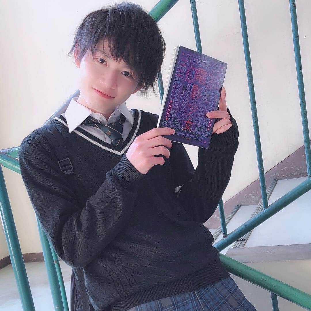 のインスタグラム：「高校の時学ランだったからブレザー着るとルンルンするけど歳を感じるからなんとも言い難いですね。はい。  #高校生  #現役は肌艶が恐ろしい  #電影少女  #電影少女2019  #テレビ東京  #木ドラ25」
