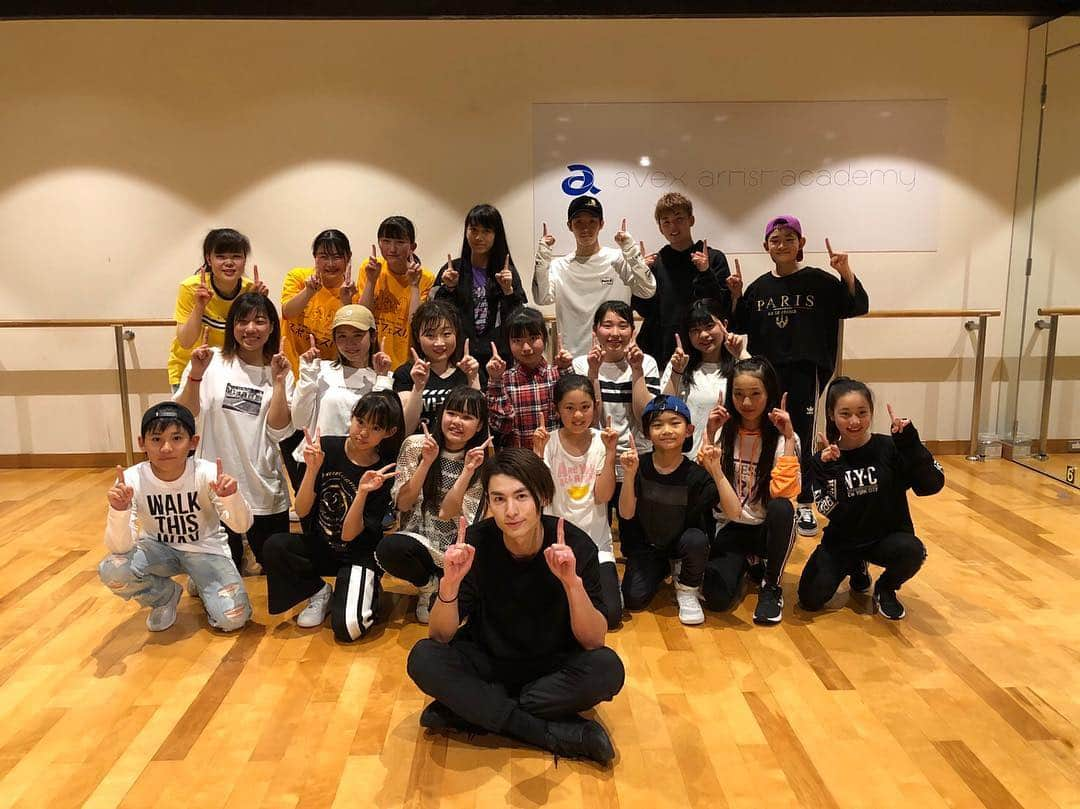 小見山直人 さんのインスタグラム写真 - (小見山直人 Instagram)「avex artist academy 大阪校 WSさせていただきました✨ みんな礼儀もしっかりしていて一生懸命に取り組んでくれてとても楽しい素敵な時間でした！！ ずっとダンスを習っていた場所で自分がWSできたことに色々感じることがあり刺激になりました。 ありがとうございました！ もっと成長してまたできるように頑張ります！」4月28日 22時42分 - naoto_lol