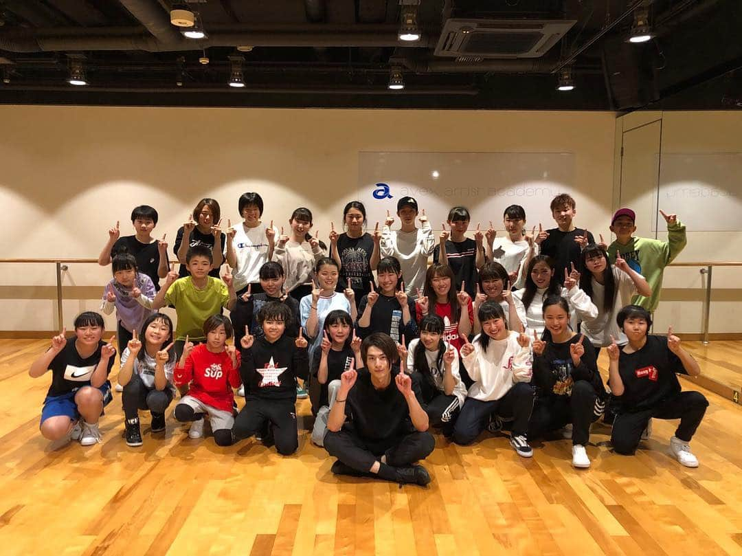 小見山直人 さんのインスタグラム写真 - (小見山直人 Instagram)「avex artist academy 大阪校 WSさせていただきました✨ みんな礼儀もしっかりしていて一生懸命に取り組んでくれてとても楽しい素敵な時間でした！！ ずっとダンスを習っていた場所で自分がWSできたことに色々感じることがあり刺激になりました。 ありがとうございました！ もっと成長してまたできるように頑張ります！」4月28日 22時42分 - naoto_lol