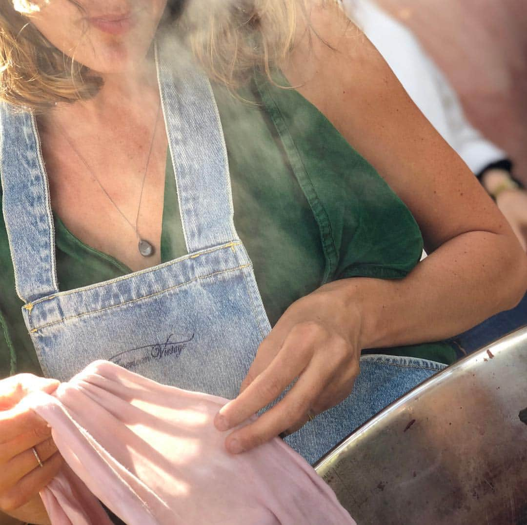 アメリカンビンテージさんのインスタグラム写真 - (アメリカンビンテージInstagram)「Festivalgoers are discovering and making their own artisanal, natural and lasting dyes and use them on American Vintage cotton pieces @pitipitifamily shot by Charlotte of  @joanneandraca #americanvintage #hyeres34 #amvhyeres34 #supimacotton」4月28日 22時44分 - americanvintage_officiel