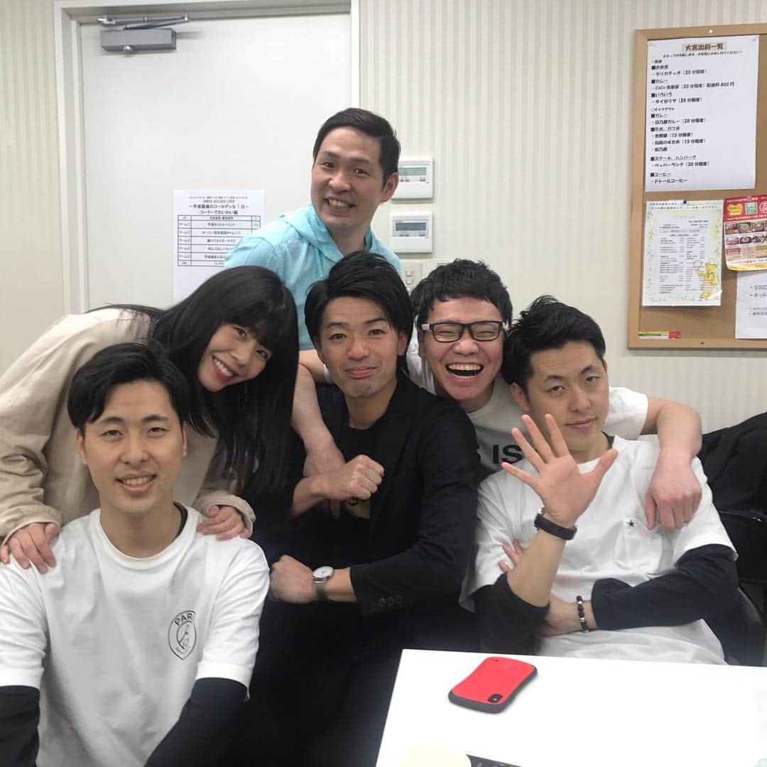 岡下雅典のインスタグラム：「平成最後の大宮のライブ楽。  単独ライブこのメンバーに助けてもらいます！ 100%楽ですから！ あの〜、もし休みで家にいるならちょっと顔見に来てやって下さい！ 5月3日無限大ドーム1です！ 告知ばっかりですいません！ でも…  #5月3日 #THISISパン #単独ライブ #吉田たち #アイロンヘッド」