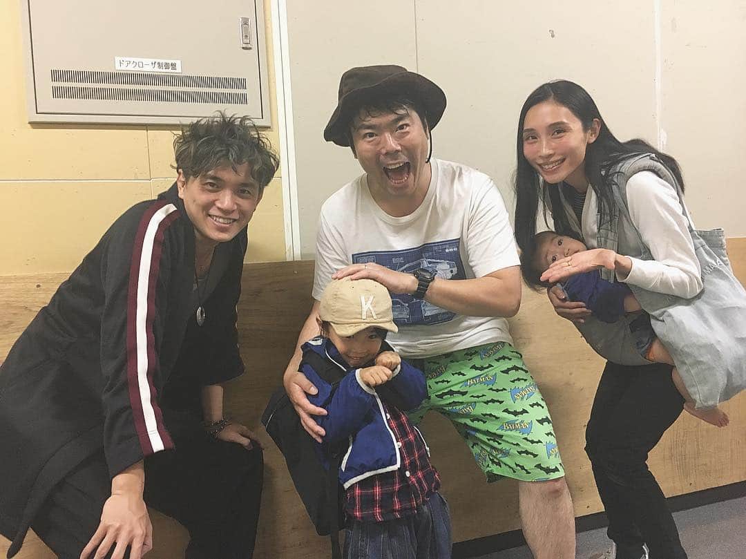 相馬絵美さんのインスタグラム写真 - (相馬絵美Instagram)「🦕🦕🦕🦕🦕🦕🦕🦕🦕 恐竜は美しい…💓 以前共演したシゲさんが出演されている#ディノサファリ を家族で観に行ってきました！ 終了後にリック(シゲさん)と。  リアル過ぎる大迫力の恐竜達が襲ってきたりゾクゾクしました〜。 #ヒカリエ で5月4日までやっているので是非✨ 素敵な#GW の始まりはじまり。 なかなか忙しい日々を送っていたのでこの連休は沢山子供と遊びたいな。  #🦕 #🦖 #恐竜」4月28日 22時45分 - somaemi