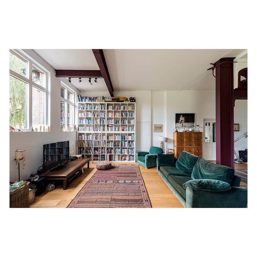 The Modern Houseさんのインスタグラム写真 - (The Modern HouseInstagram)「Powerhouse: a remarkable home in a former electricity station📍Hertfordshire. Follow the link in our bio for the sales particulars.  #hertfordshire #powerhouse #themodernhouse」4月28日 22時58分 - themodernhouse