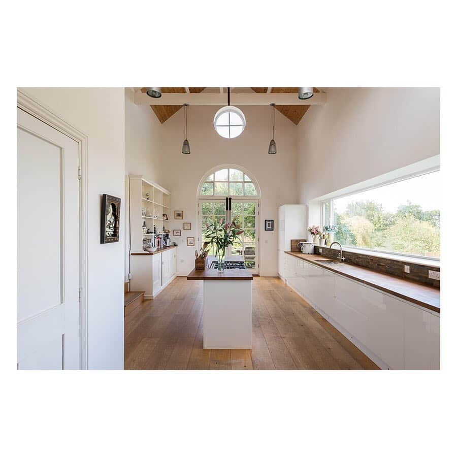 The Modern Houseさんのインスタグラム写真 - (The Modern HouseInstagram)「Powerhouse: a remarkable home in a former electricity station📍Hertfordshire. Follow the link in our bio for the sales particulars.  #hertfordshire #powerhouse #themodernhouse」4月28日 22時58分 - themodernhouse