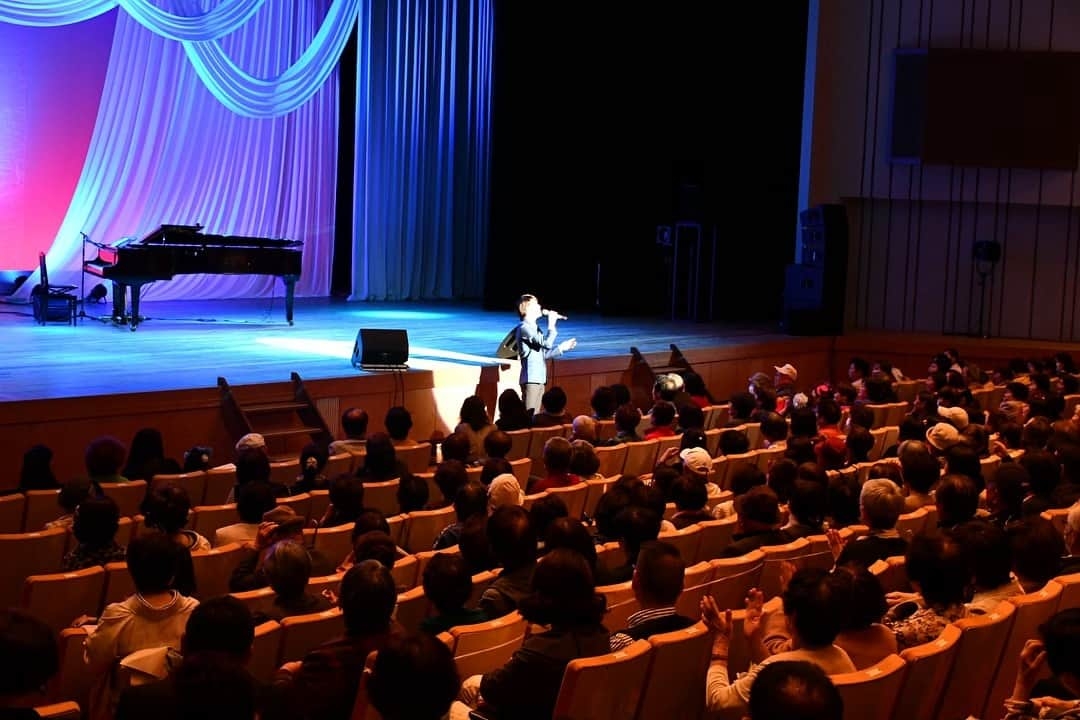 中澤卓也さんのインスタグラム写真 - (中澤卓也Instagram)「今日は大分県佐伯市にて歌のステージ🎤 昨年の2月にお邪魔して以来の佐伯、皆さんと再会出来て嬉しかったです！もっともっと伺えるように頑張ります🔥ありがとうございました！ #大分県佐伯市 #佐伯文化会館 #感謝 #またお会いしましょう #茜色の恋 #中澤卓也」4月28日 22時52分 - takuya_nakazawa.118