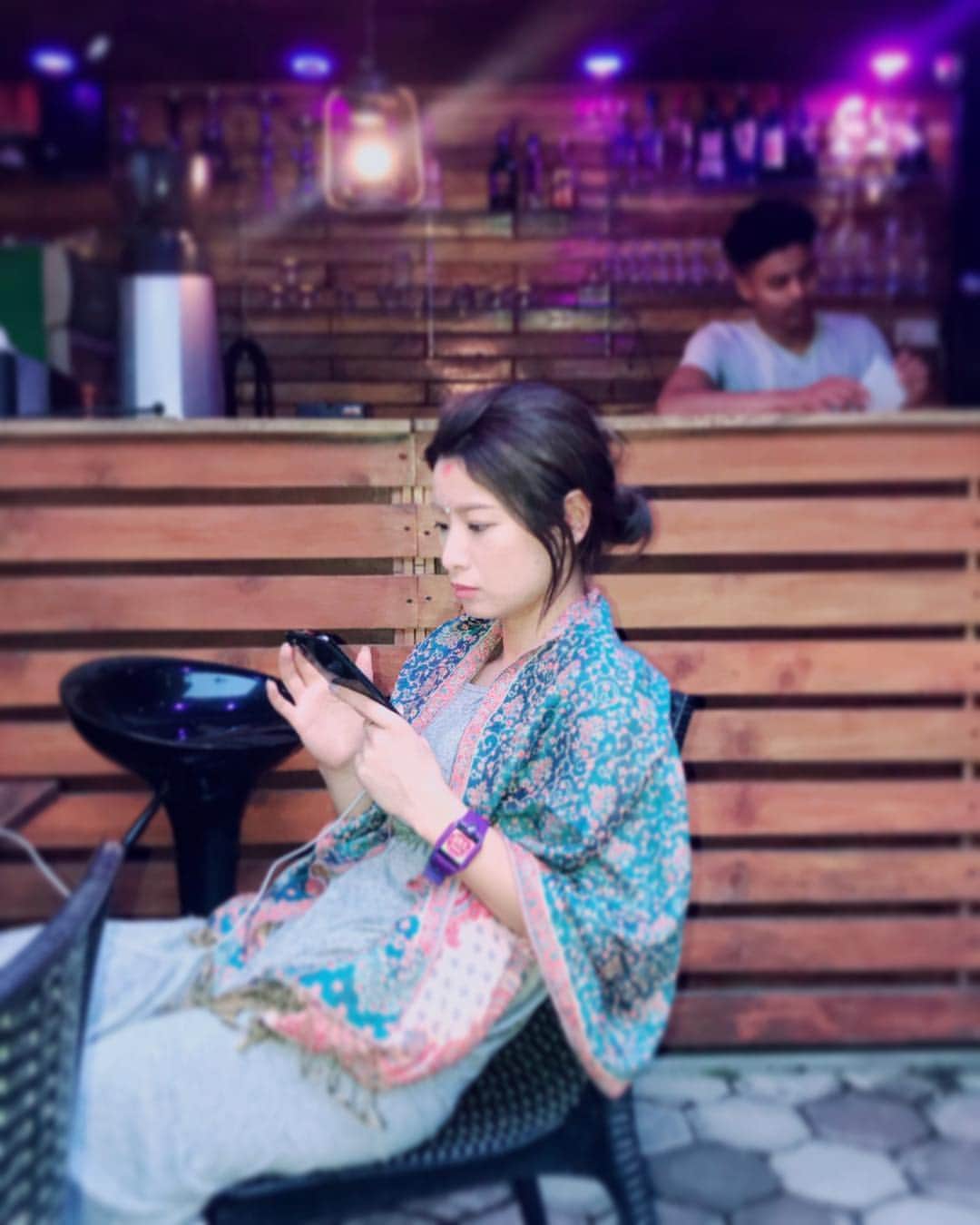彩海のインスタグラム：「. . 50ヶ国も旅をしてきたと伝えると なんでそんなに旅をするのか？ って旅する理由をよく聞かれる。 . 正直あんまり考えたことなかった。 行きたいから。 見たいから。 感じたいから。 こんな感じ。 . . 今回の旅でゆっくり考えてみたけど 私が旅を続ける理由は その国に住んでいる人々の顔、 生活がみたい。 少しでもその国の文化に触れたいから。 . . 私たち日本人から 同じように見えてしまう 隣り合っている国々でも 行ってみると全然違うし 人々と触れ合ってみると それまでにもってたステレオタイプは 一気に覆されたりする。 . . 今回のネパールもそう！ ネパール来たのにトレッキングしないの？ とか、超言われるけどwww そんなの私の勝手だろw って思うから、そう伝えてるw . . 世界の人々の生き様を見て 毎回発見があるし 感じることがたくさんある。 . だから、 やめられないし、やめるつもりもない。 . . . #旅する理由 #一人旅#一人旅女子 #バックパッカー女子  #ネパール#贅沢バックパッカー#笑  #値段交渉嫌い #めんどくさい #Nepal #iminnepalnow」