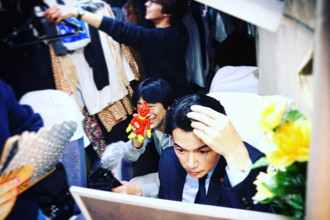 福山雅治さんのインスタグラム写真 - (福山雅治Instagram)「メイク車両でも小原さんと地底人ラジオ収録中。スタッフ  #集団左遷!! #福山雅治 と #小原信治 の #地底人ラジオ  #右手の地底人フィギュアにも注目 #左手のデンスケにも注目」4月28日 22時57分 - masaharu_fukuyama_official